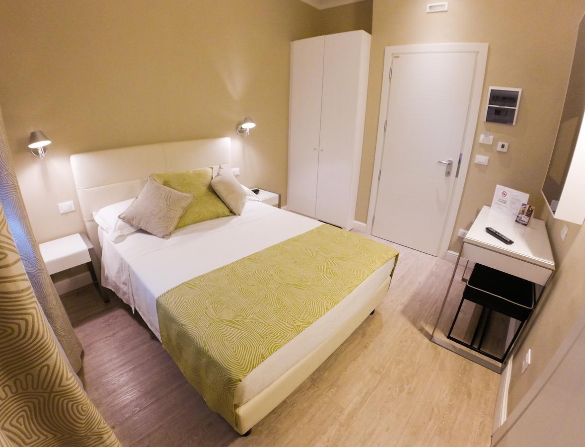 Hotel Universal リヴォルノ エクステリア 写真