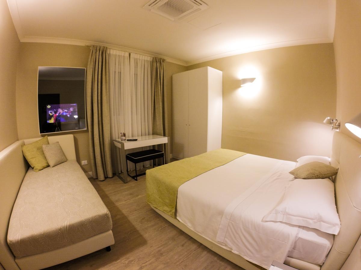 Hotel Universal リヴォルノ エクステリア 写真